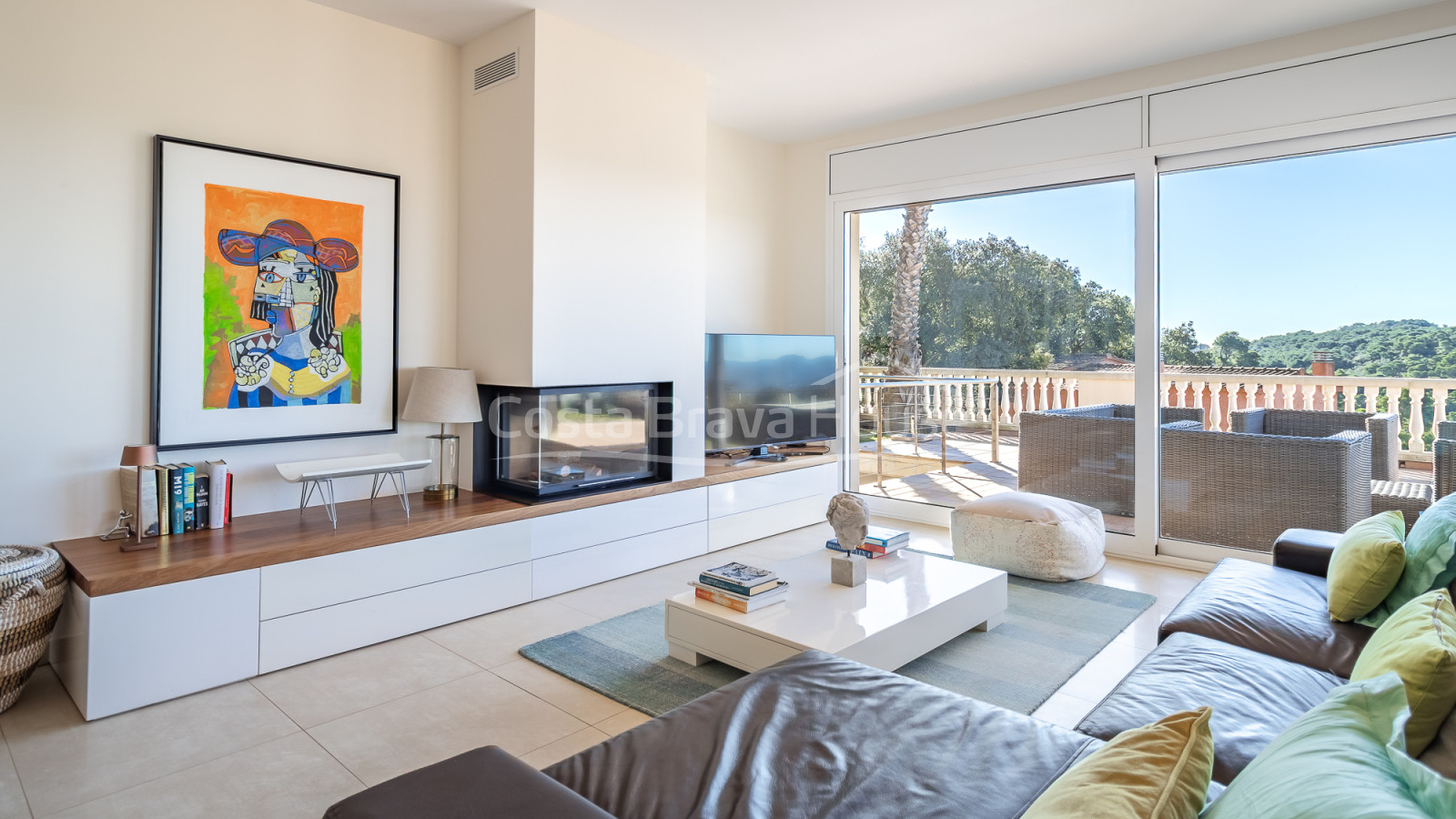 Casa en venta en Begur con piscina privada, jardín y amplias terrazas soleadas