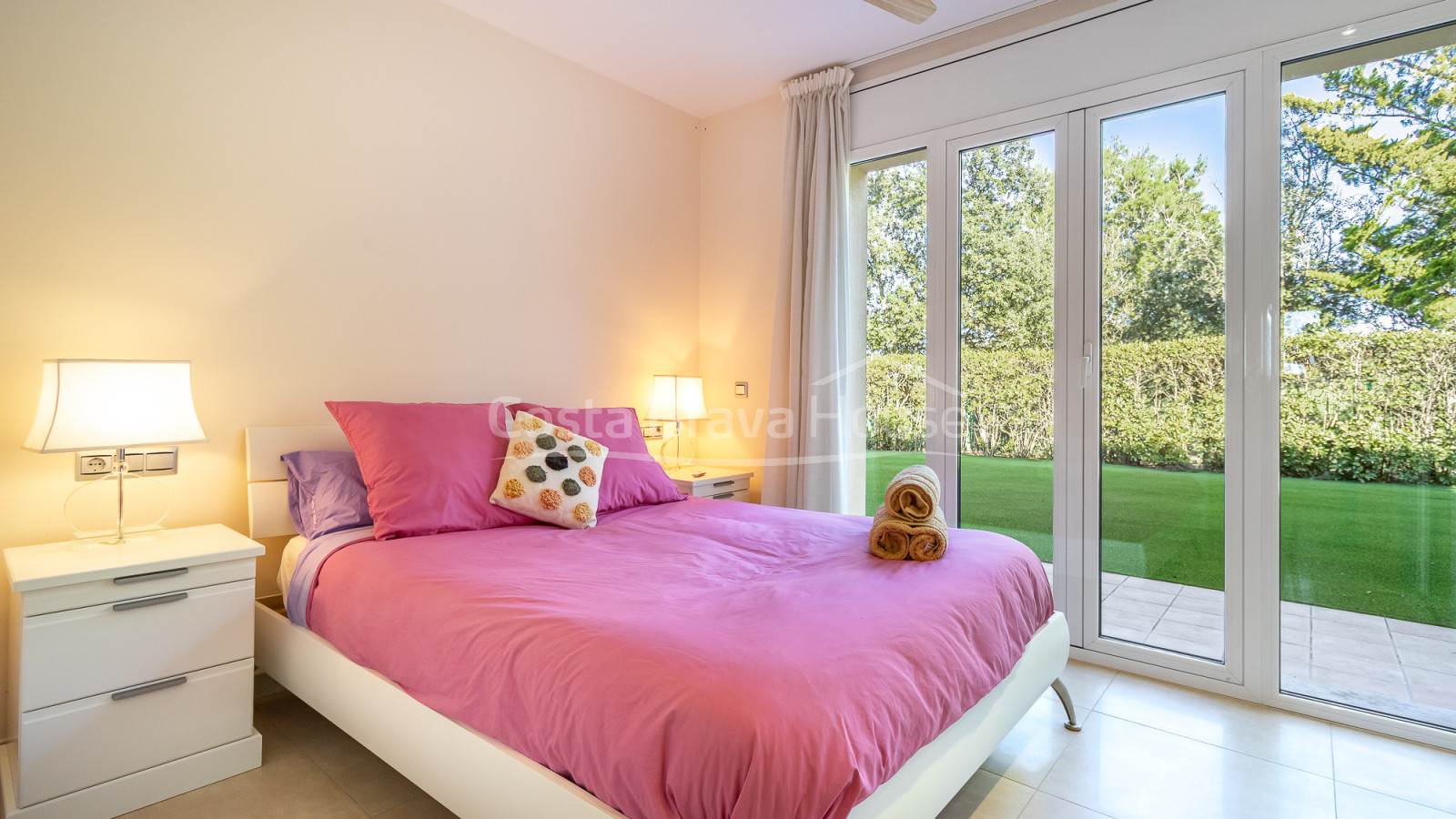 Casa en venta en Begur con piscina privada, jardín y amplias terrazas soleadas