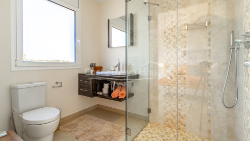 Casa en venta en Begur con piscina privada, jardín y amplias terrazas soleadas