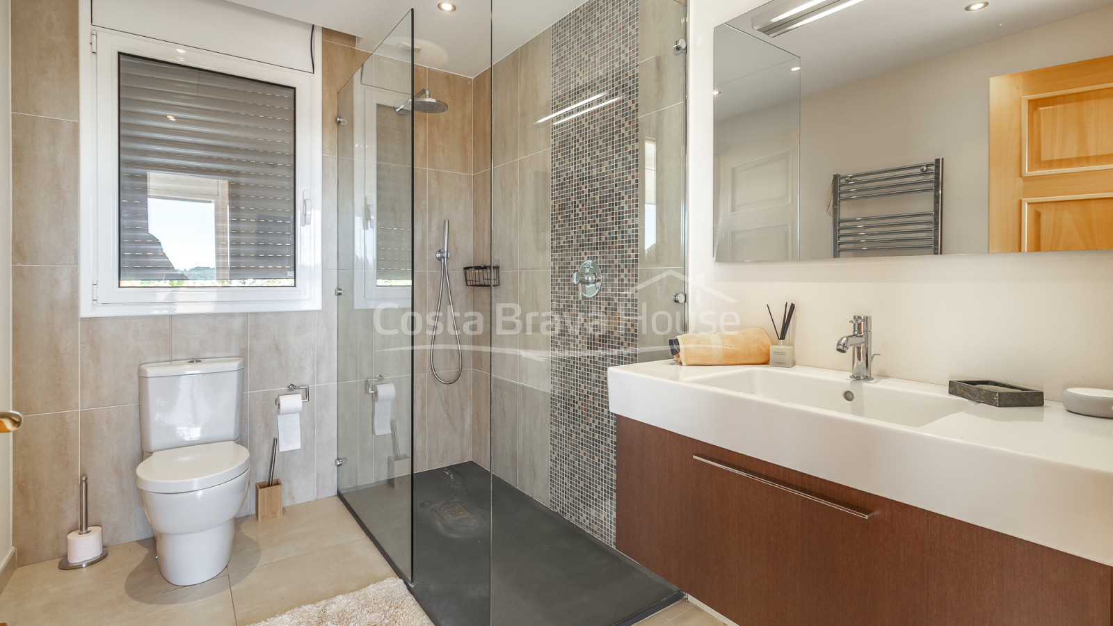 House for sale in Begur with private pool, garden and large sunny terraces