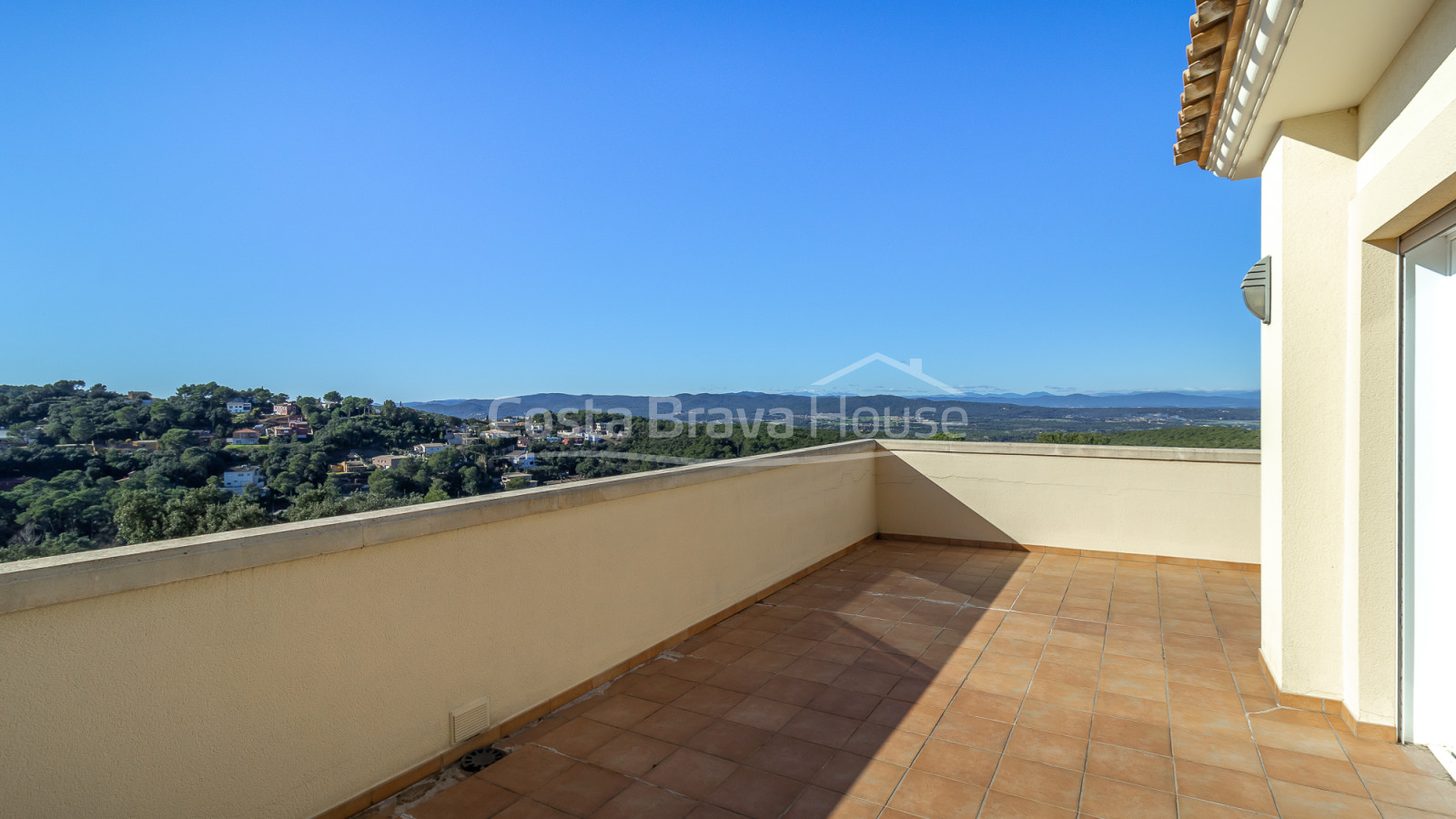 House for sale in Begur with private pool, garden and large sunny terraces