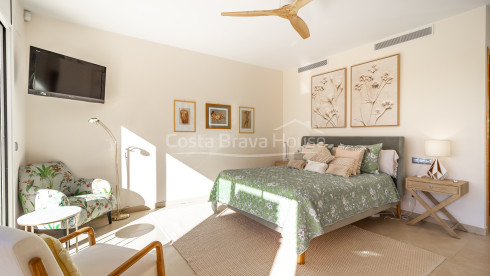 Casa en venta en Begur con piscina privada, jardín y amplias terrazas soleadas