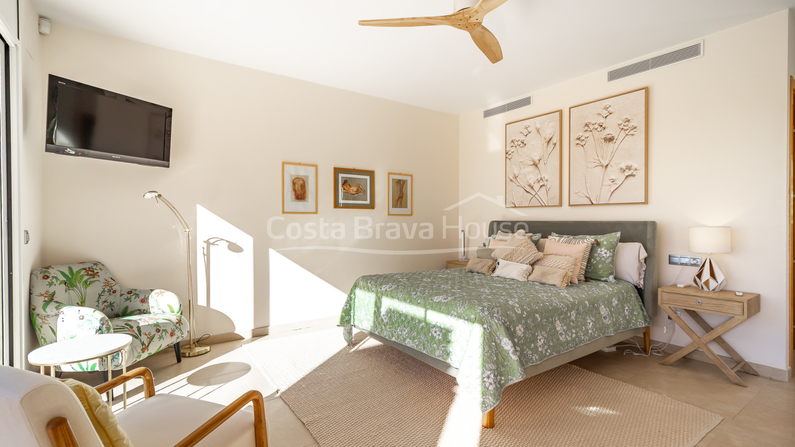 House for sale in Begur with private pool, garden and large sunny terraces