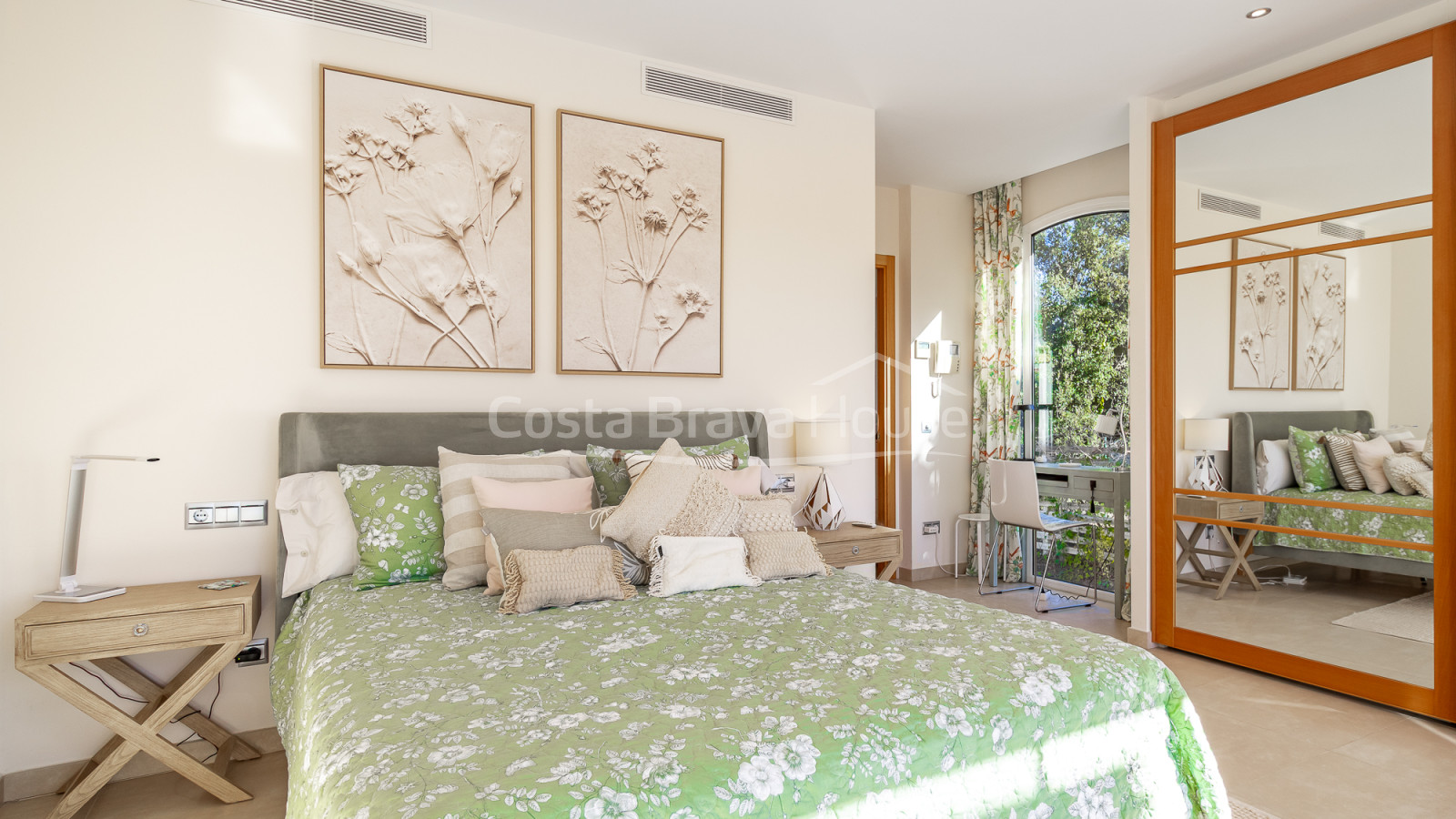 Casa en venta en Begur con piscina privada, jardín y amplias terrazas soleadas