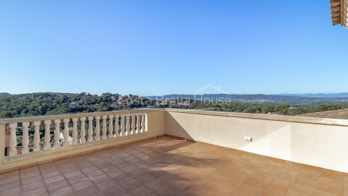 Maison à vendre à Begur avec piscine privée, jardin et grandes terrasses ensoleillées