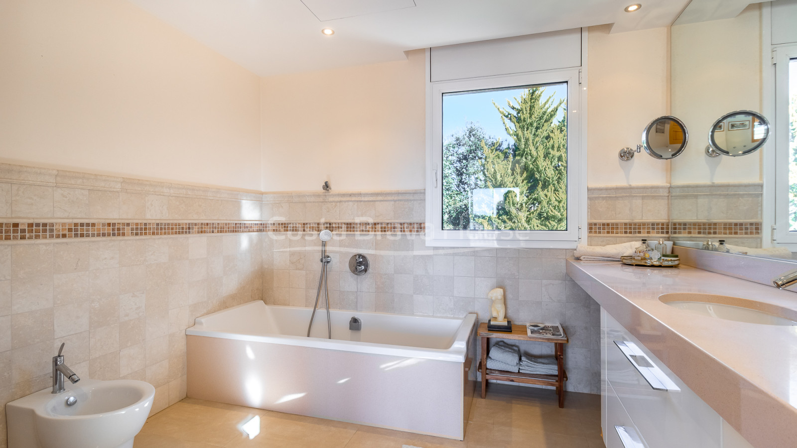 Huis te koop in Begur met privézwembad, tuin en grote zonnige terrassen