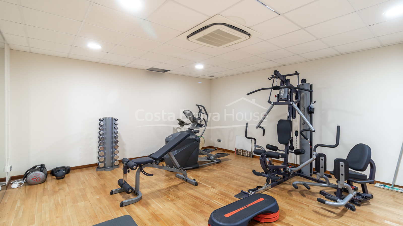 Casa en venta en Begur con piscina privada, jardín y amplias terrazas soleadas