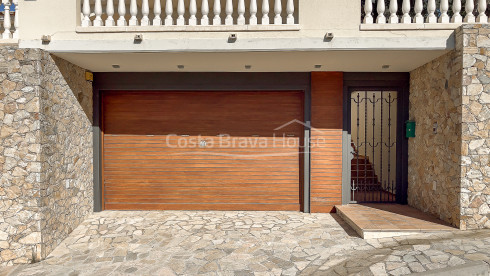 Casa en venta en Begur con piscina privada, jardín y amplias terrazas soleadas