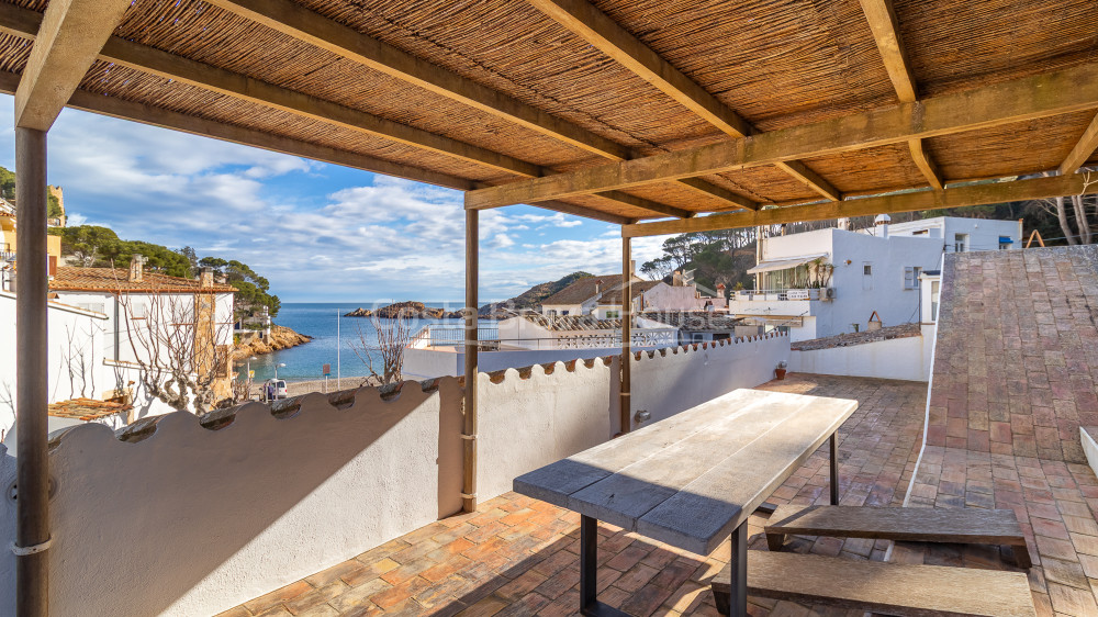 Casa en venta en Sa Tuna, Begur, primera línea de mar con terraza y garaje