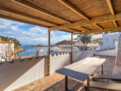 Casa en venda a Sa Tuna, Begur, primera línia de mar a 40 m de la platja, terrassa panoràmica i garatge, 4 dormitoris