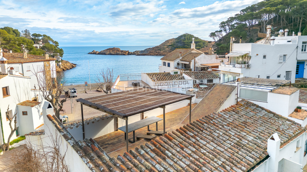 Maison à vendre à Sa Tuna, Begur, 1re ligne de mer avec terrasse et garage