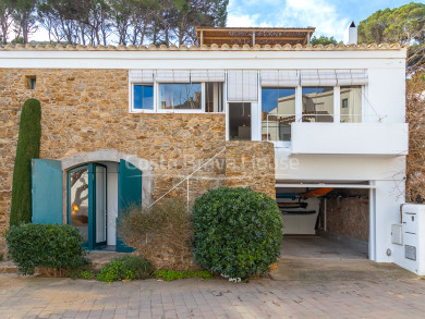 Casa en venta en Sa Tuna, Begur, primera línea de mar a 40 m de la playa, terraza panorámica y garaje, 4 dormitorios