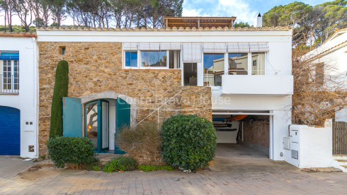 Casa en venda a Sa Tuna, Begur, primera línia de mar amb terrassa i garatge