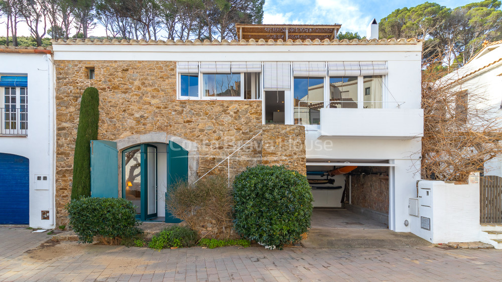 Maison à vendre à Sa Tuna, Begur, 1re ligne de mer avec terrasse et garage