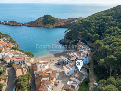 Casa en venta en Sa Tuna, Begur, primera línea de mar a 40 m de la playa, terraza panorámica y garaje, 4 dormitorios