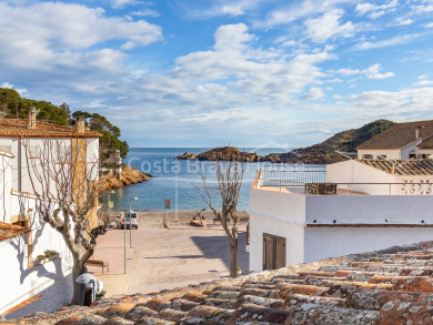 Casa en venda a Sa Tuna, Begur, primera línia de mar a 40 m de la platja, terrassa panoràmica i garatge, 4 dormitoris