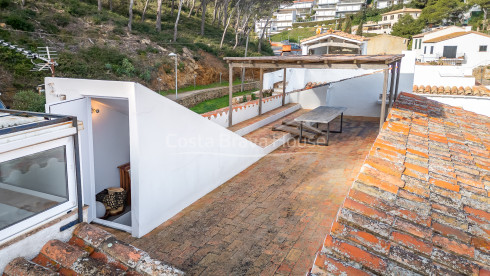 Casa en venta en Sa Tuna, Begur, primera línea de mar con terraza y garaje