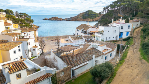 Maison à vendre à Sa Tuna, Begur, 1re ligne de mer avec terrasse et garage