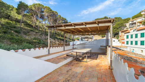 Maison à vendre à Sa Tuna, Begur, 1re ligne de mer avec terrasse et garage