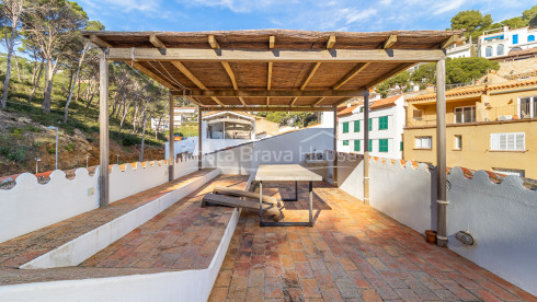Casa en venta en Sa Tuna, Begur, primera línea de mar con terraza y garaje