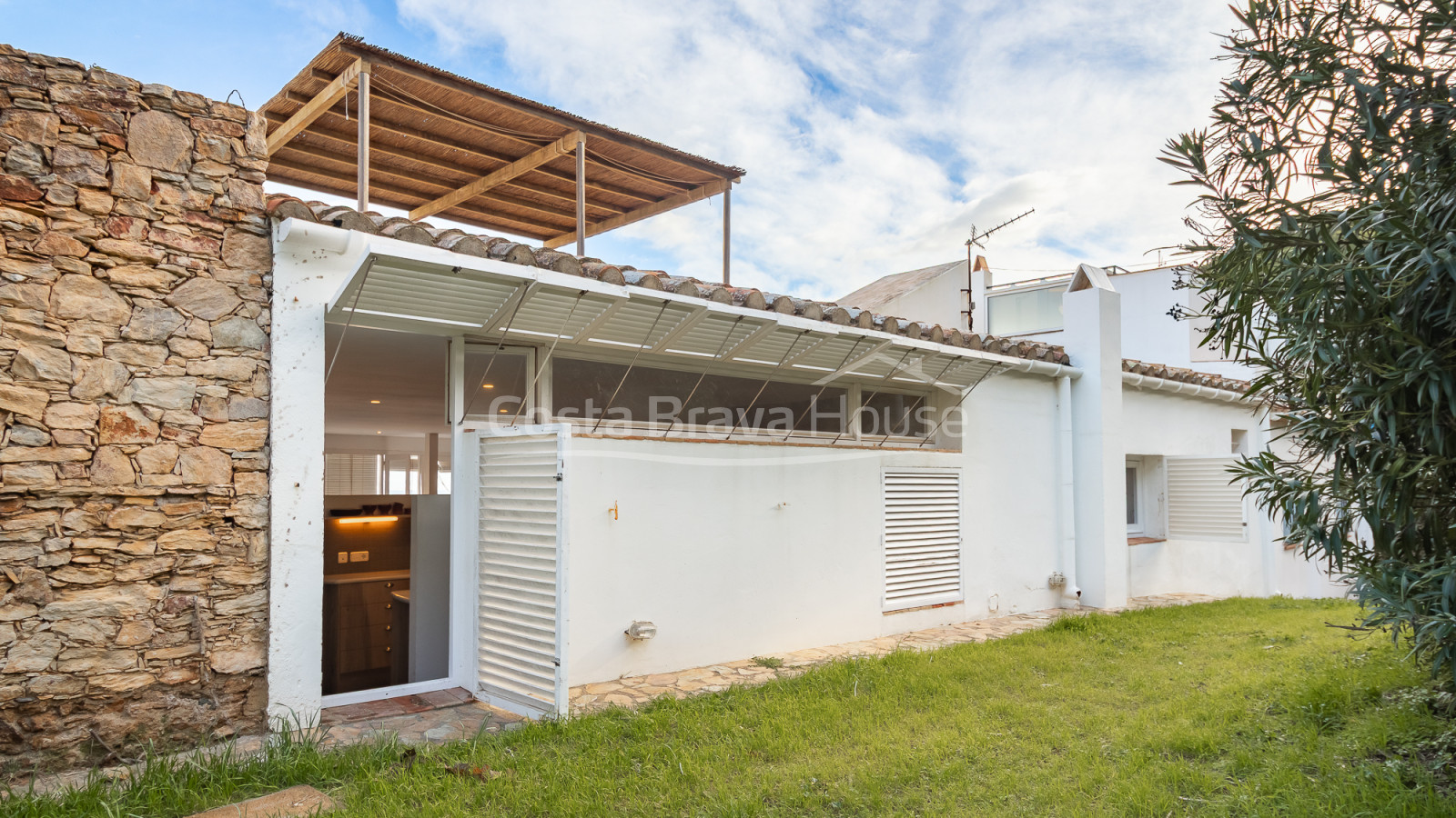 Maison à vendre à Sa Tuna, Begur, 1re ligne de mer avec terrasse et garage