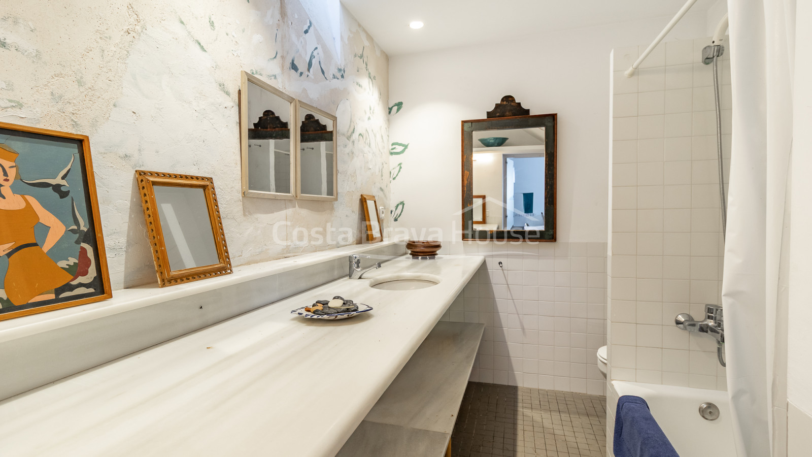 Casa en venta en Sa Tuna, Begur, primera línea de mar con terraza y garaje