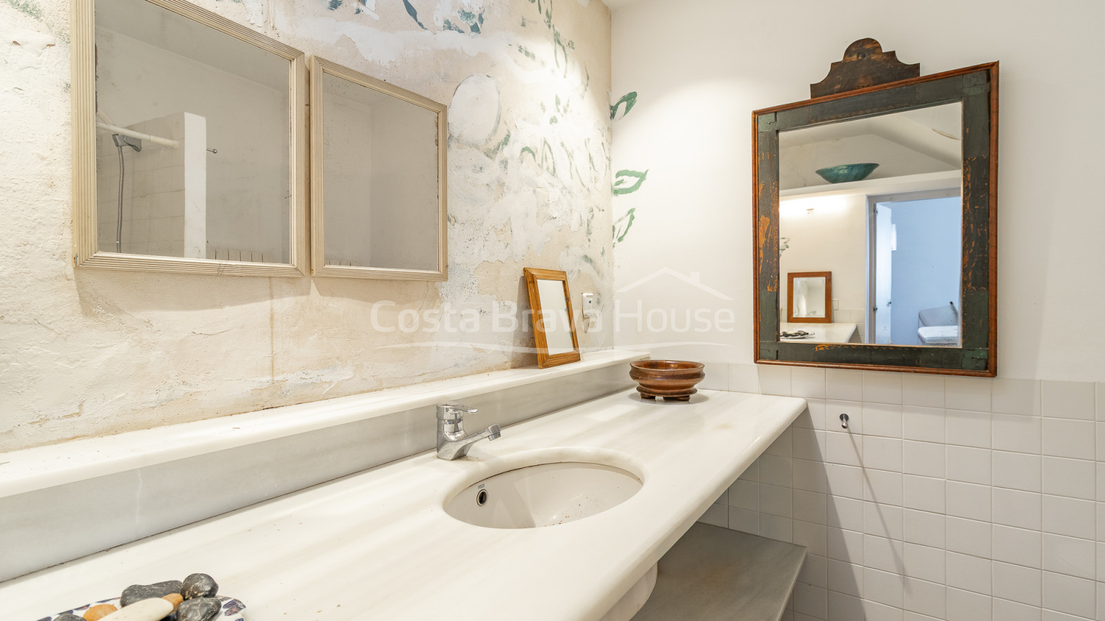 Casa en venta en Sa Tuna, Begur, primera línea de mar con terraza y garaje