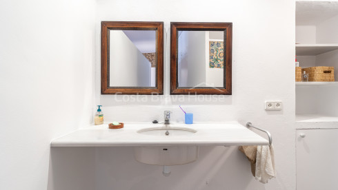 Maison à vendre à Sa Tuna, Begur, 1re ligne de mer avec terrasse et garage