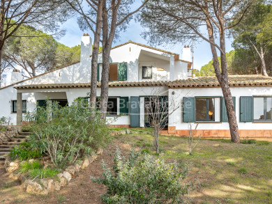 Mediterranean villa for sale in Llafranc, Costa Brava with large private plot and beach within walking distance