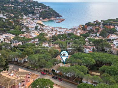 Casa mediterránea en venta en Llafranc (Costa Brava) con gran parcela privada y playa a pie