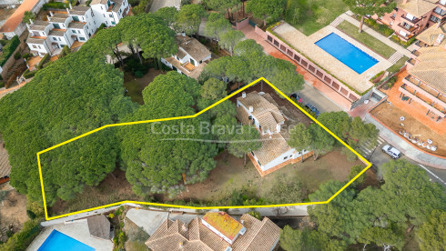 Mediterranean house in Llafranc with large plot and private garden near the beach