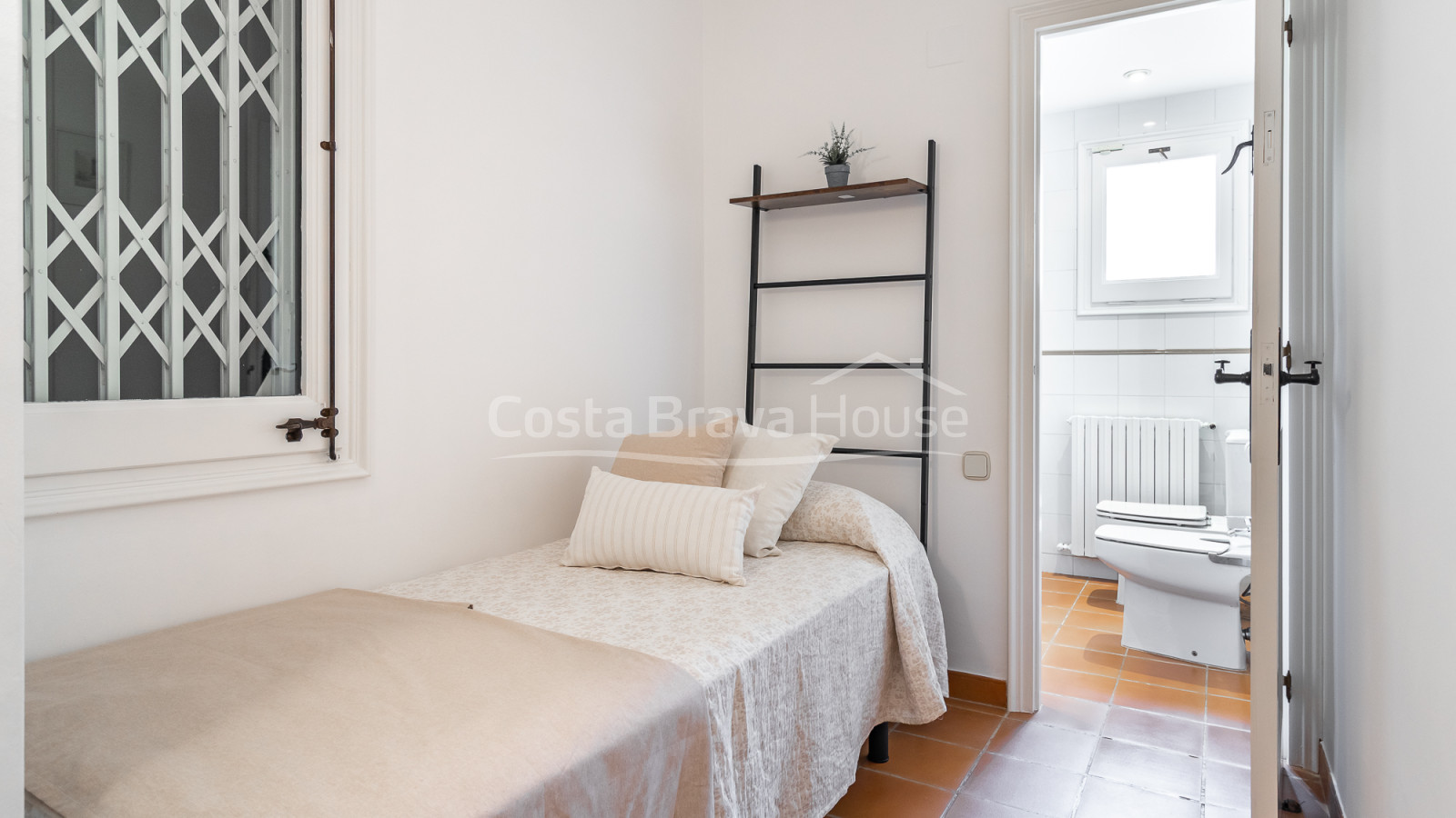 Mediterranean house in Llafranc with large plot and private garden near the beach