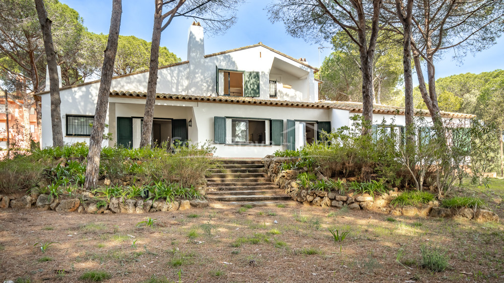 Mediterranean house in Llafranc with large plot and private garden near the beach