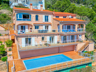 Villa individuelle à vendre à Sa Tuna, Begur, avec piscine et terrasses panoramiques avec vue sur la mer