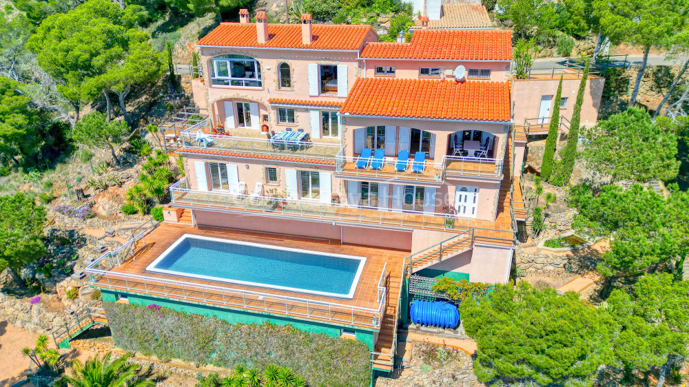 Villa con piscina y terrazas con vistas al mar sobre la cala de Sa Tuna, Begur