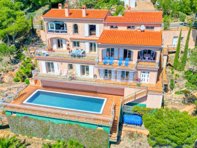 Villa independiente en venta en Sa Tuna, Begur, con piscina y terrazas panorámicas con vistas al mar