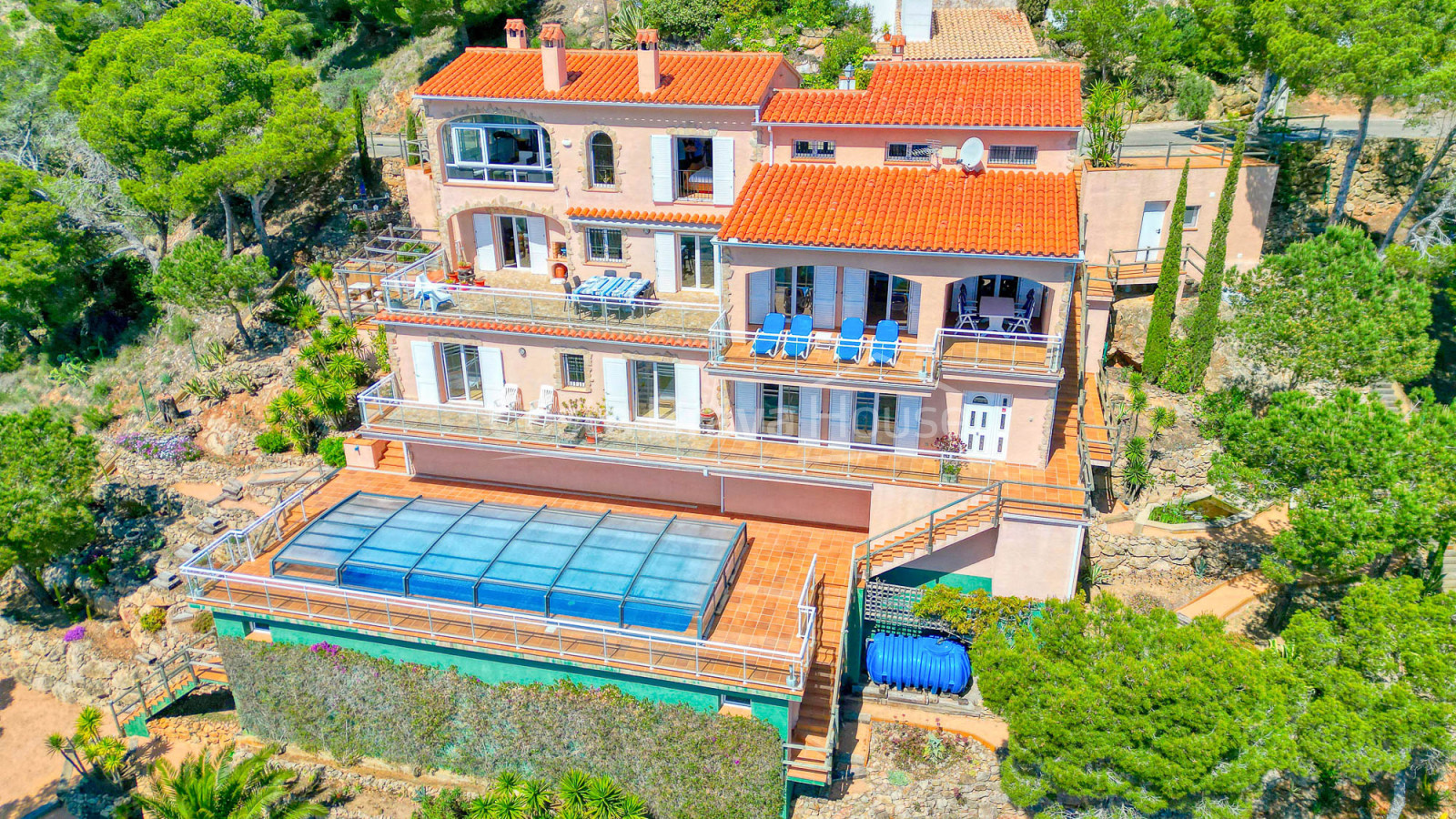 Vila amb piscina i terrasses amb vistes al mar sobre la cala de Sa Tuna, Begur