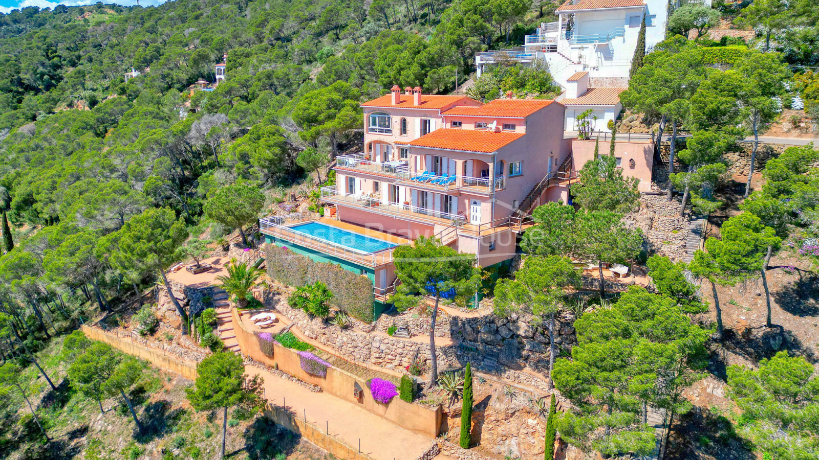 Villa con piscina y terrazas con vistas al mar sobre la cala de Sa Tuna, Begur