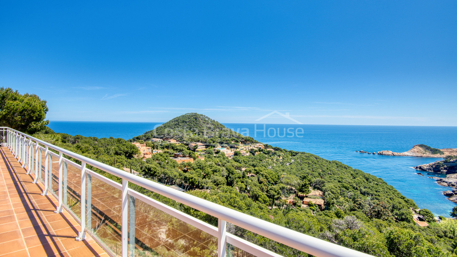 Villa con piscina y terrazas con vistas al mar sobre la cala de Sa Tuna, Begur
