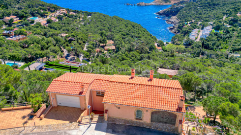 Vila amb piscina i terrasses amb vistes al mar sobre la cala de Sa Tuna, Begur
