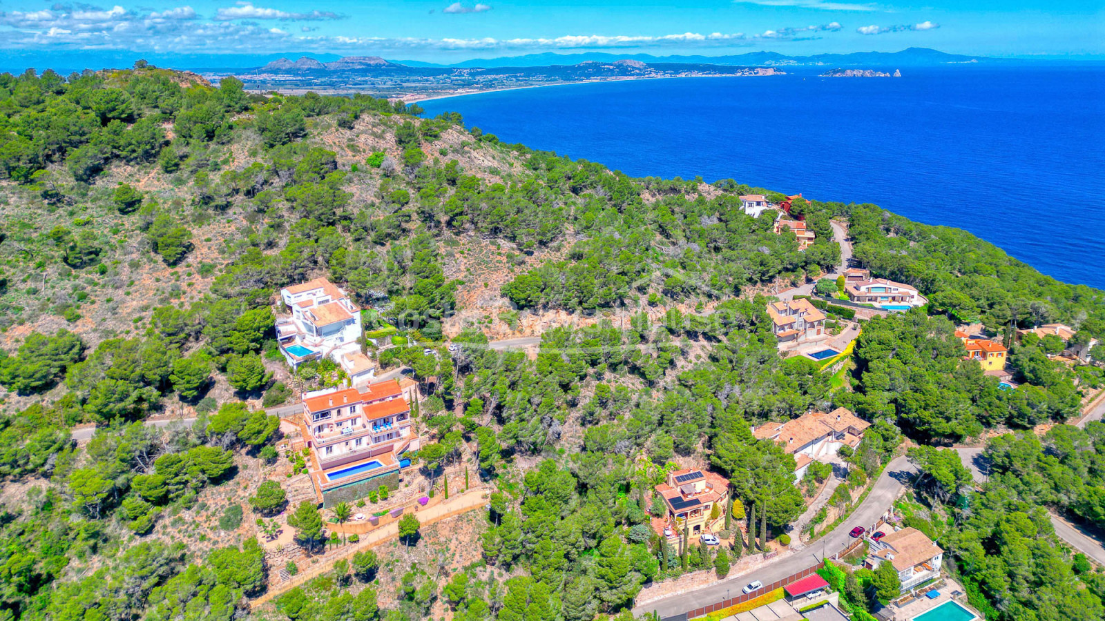 Vila amb piscina i terrasses amb vistes al mar sobre la cala de Sa Tuna, Begur