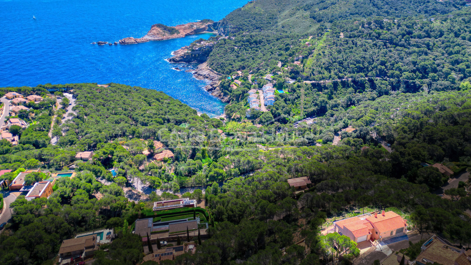 Vila amb piscina i terrasses amb vistes al mar sobre la cala de Sa Tuna, Begur