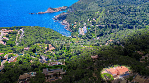 Vila amb piscina i terrasses amb vistes al mar sobre la cala de Sa Tuna, Begur
