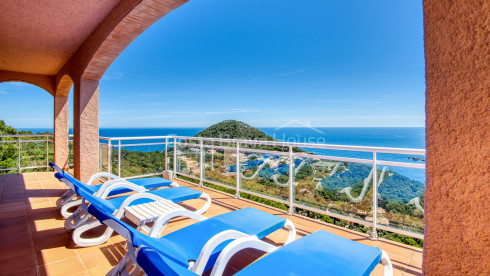 Villa con piscina y terrazas con vistas al mar sobre la cala de Sa Tuna, Begur