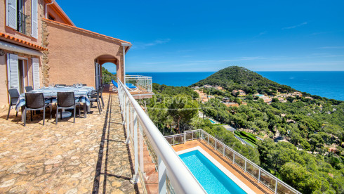 Villa avec piscine et terrasses avec vue sur la mer sur la crique de Sa Tuna, Begur