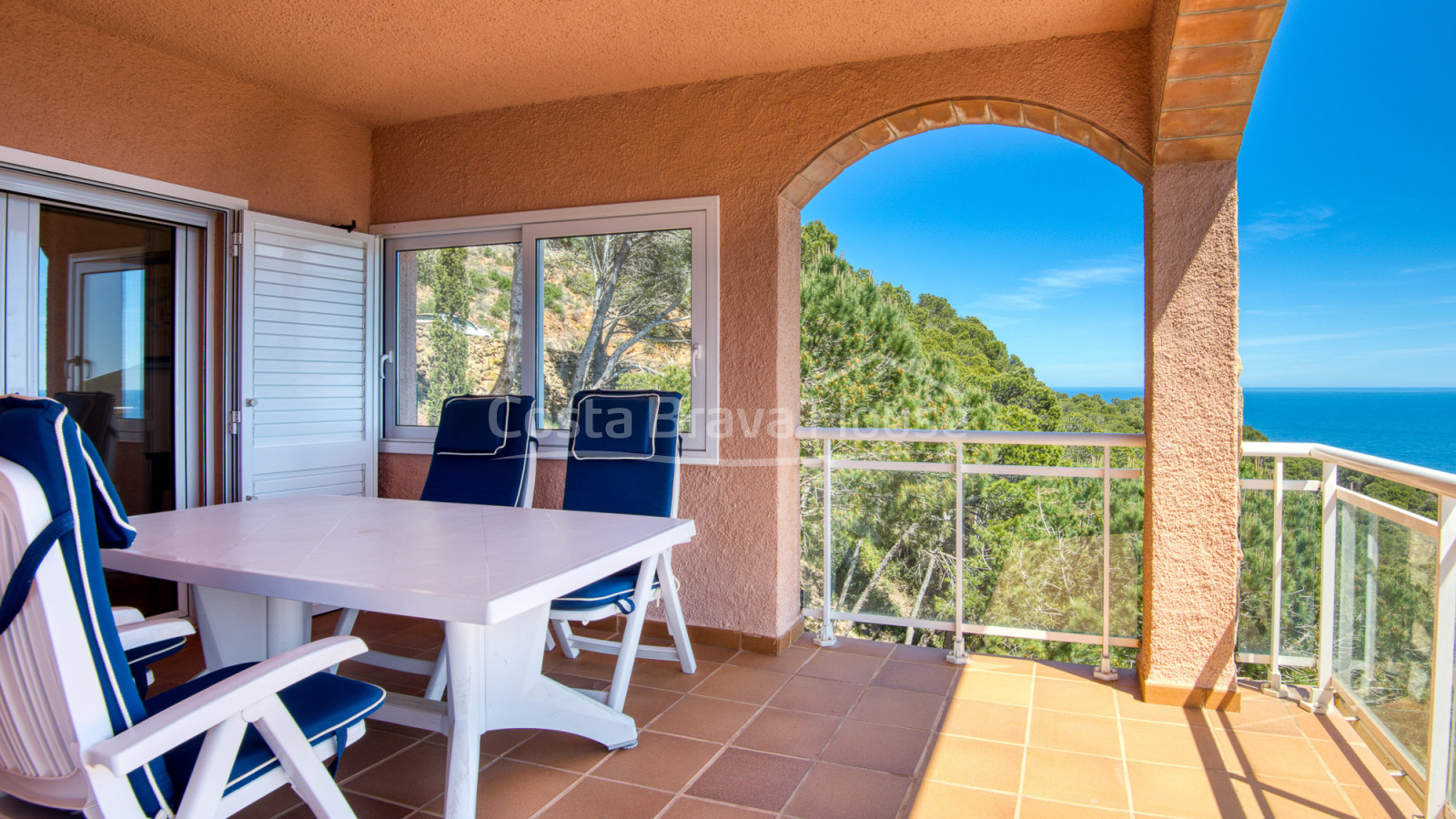 Villa con piscina y terrazas con vistas al mar sobre la cala de Sa Tuna, Begur