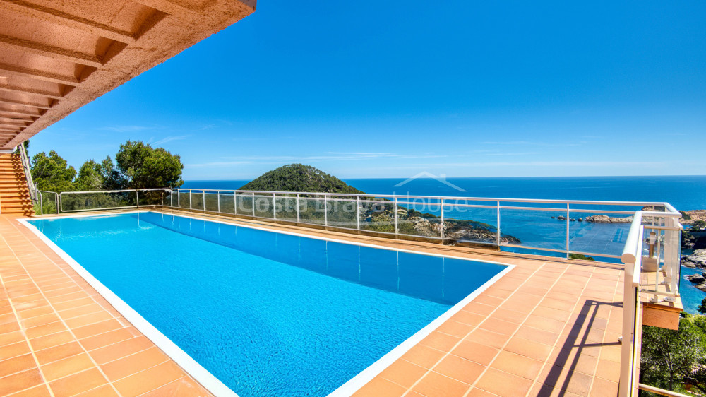 Villa con piscina y terrazas con vistas al mar sobre la cala de Sa Tuna, Begur