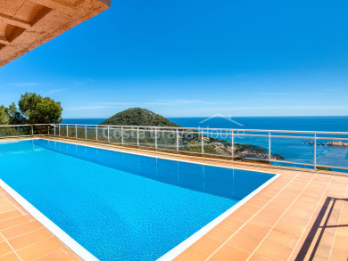 Vila independent en venda a Sa Tuna, Begur, amb piscina i terrasses panoràmiques amb vistes al mar
