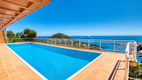 Villa avec piscine et terrasses avec vue sur la mer sur la crique de Sa Tuna, Begur