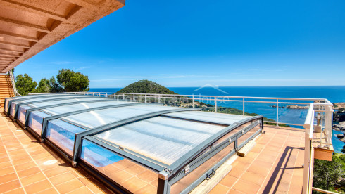 Vila amb piscina i terrasses amb vistes al mar sobre la cala de Sa Tuna, Begur